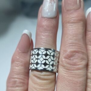 Elegant Silver and White Patterned Ring